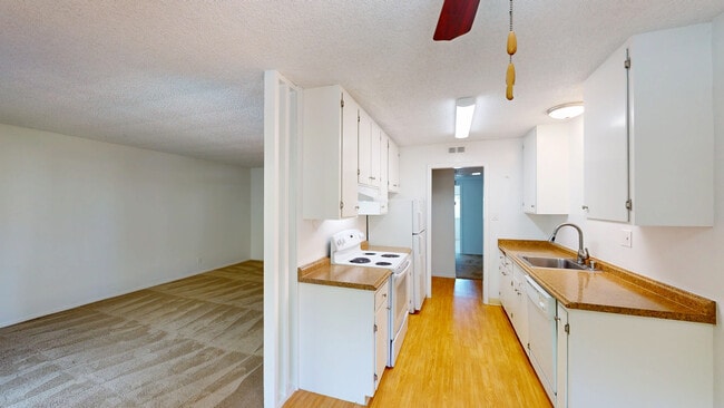 Building Photo - 829 Las Gallinas Ave