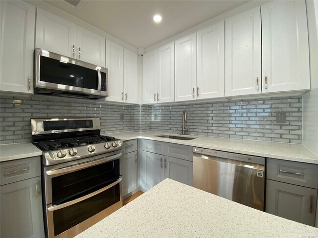 Building Photo - 211 Beach Breeze Ln