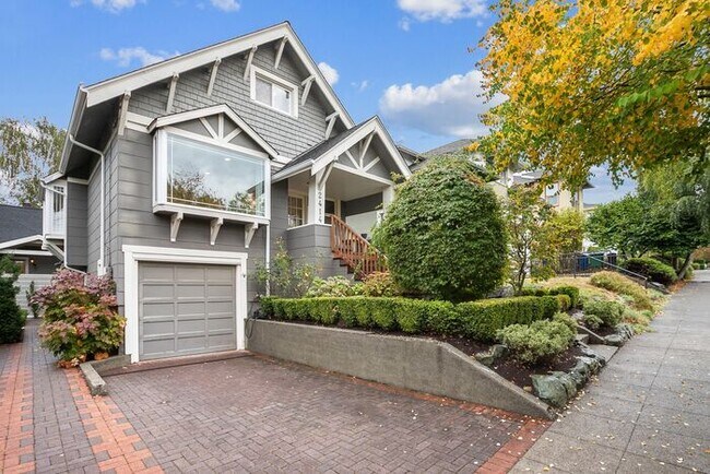 Building Photo - Immaculate Queen Anne Charmer!