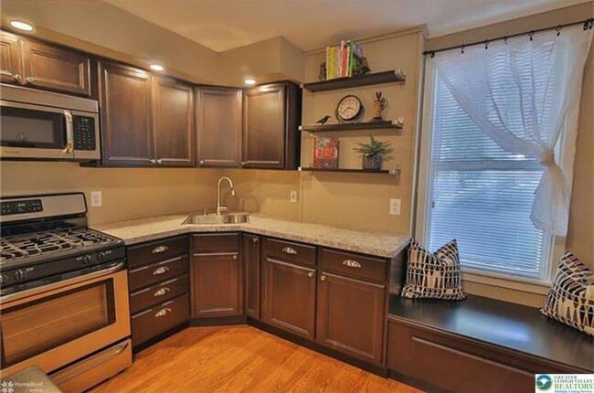 Building Photo - 325 N Eighth St