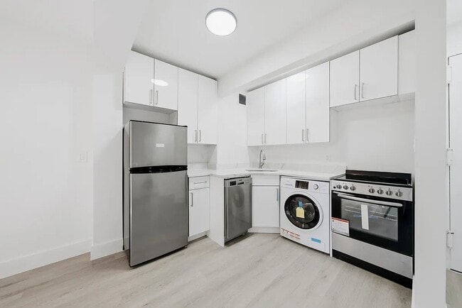 Building Photo - 300 E 96th St