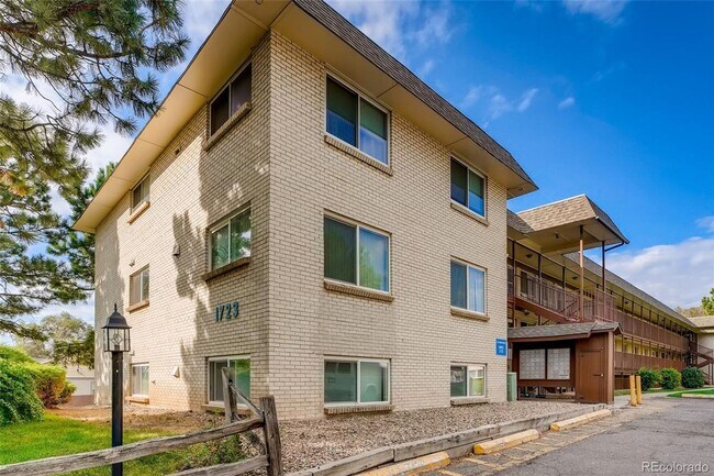 Foto del edificio - 3 Bedroom 2 Bathroom Condo in Lakewood