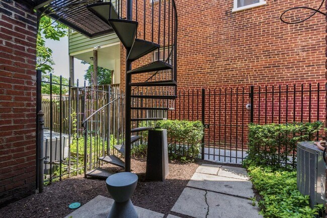 Foto del edificio - 1248 Irving St NW