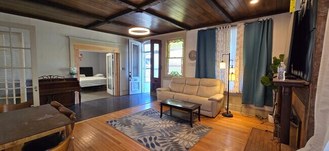 Foto del edificio - 1718 Capouse Ave