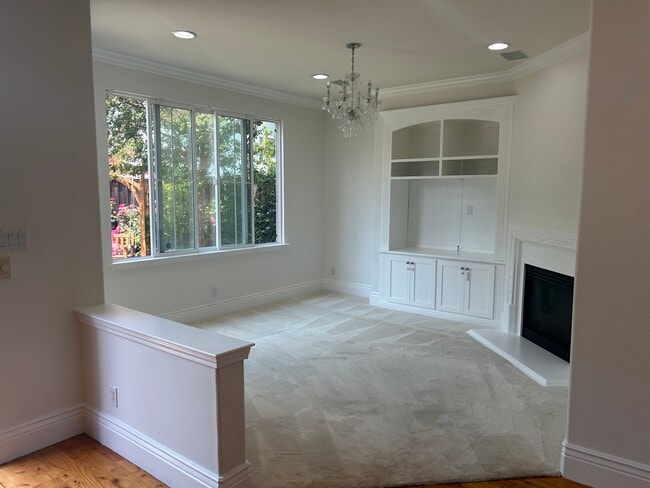 Family Room - 2553 McLaren Ln