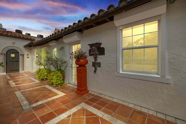 Building Photo - 250 Worth Ave