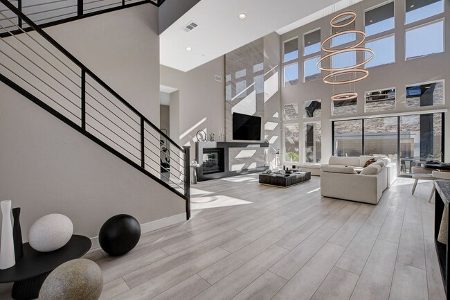 Building Photo - Mesa Ridge Luxury Oasis Feathertop