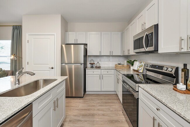 Cocinas elegantes con electrodomésticos de acero inoxidable. - Covey Homes Fox Run