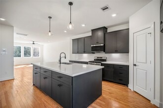 Building Photo - 6320 Del Rio St