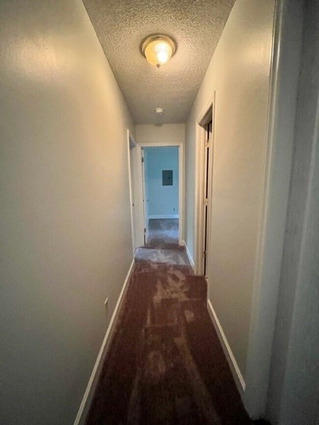 Building Photo - 2 bedroom 2 bath house available