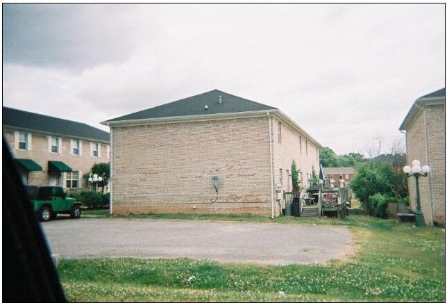 Building Photo - 525 Lost Cir
