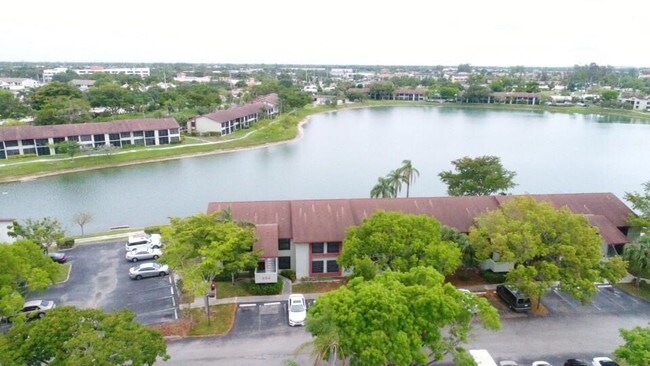 Foto del edificio - 215 Lake Pointe Dr