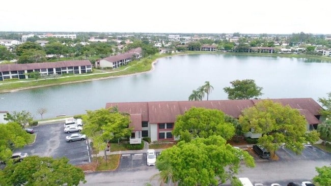 Building Photo - 215 Lake Pointe Dr