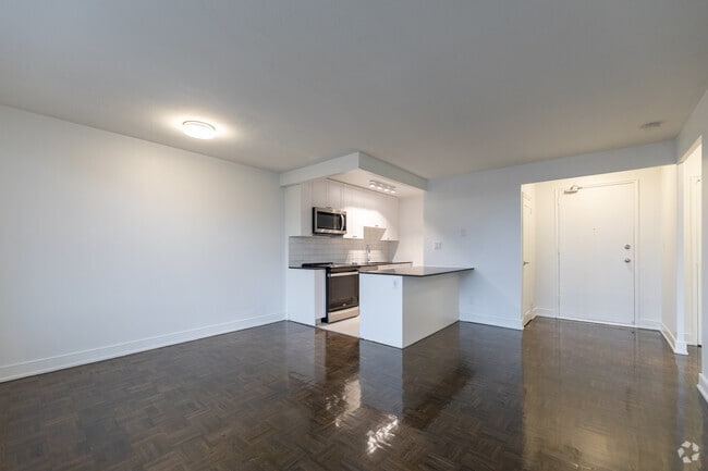 1BR, 1BA - 631SF - - 100 Cosburn Ave