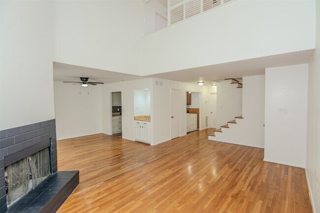 Foto del edificio - 7860 Green Lawn Dr