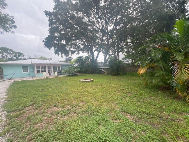 Building Photo - DUNEDIN FL LIVING 3/1 HOME
