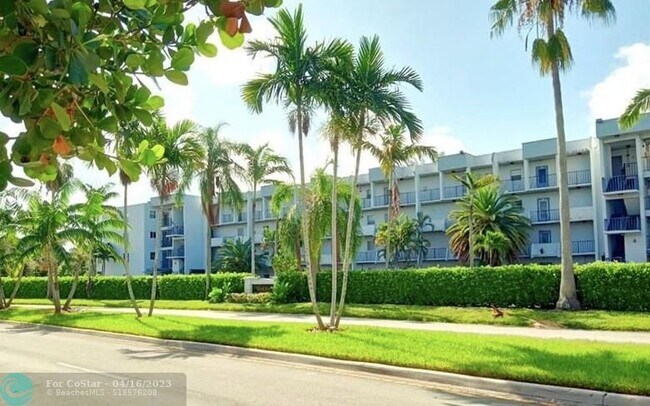 Foto del edificio - 2998 Sunrise Lakes Dr W