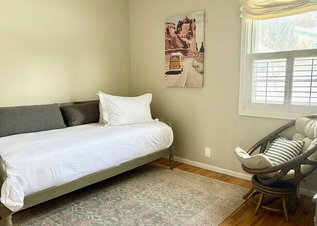 Foto del edificio - Beautiful West End 3-Bedroom | Fully Furnished | Utilities + WiFi Included | Hot Tub Retreat