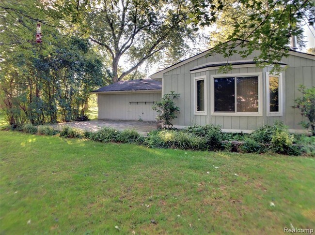 Building Photo - 3708 W Maple Rd