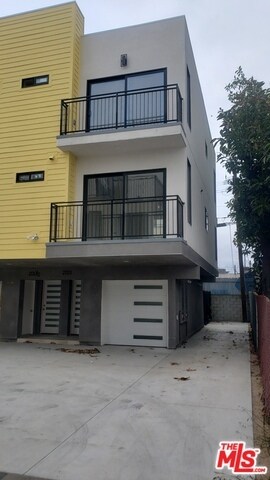 Building Photo - 2133 Carmona Ave