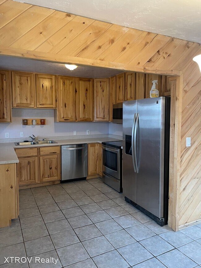 Building Photo - 4 br, 1 bath House - 609 E 3rd St