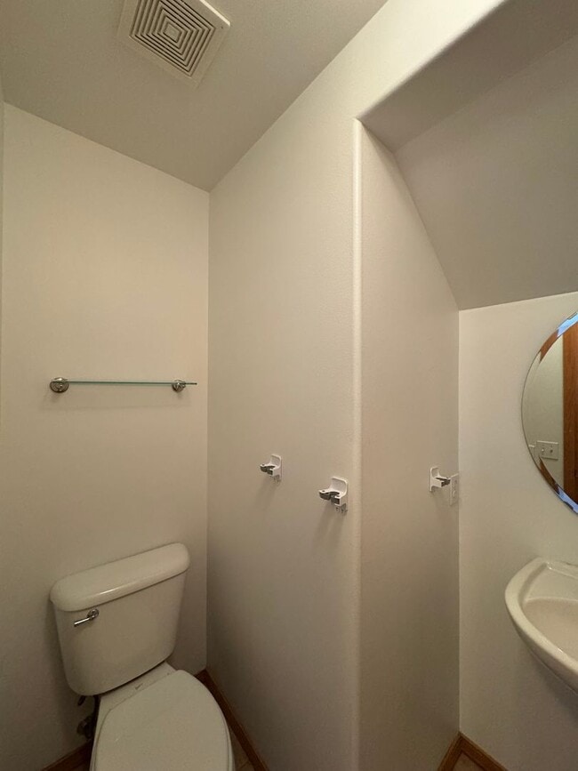 Building Photo - MUST SEE THE COZY PLACE