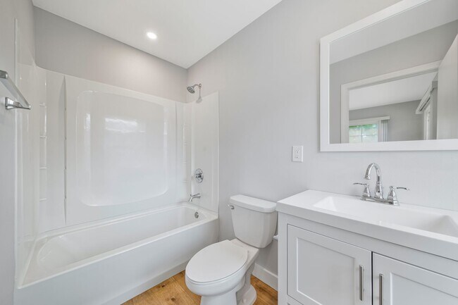 Foto del edificio - 4/Bed, 4/Bath Home with Parking, Washer/ Dryer and Spa, Close to Chapman University/ Orange Circle