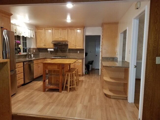 kitchen - 374 Clarence Ave