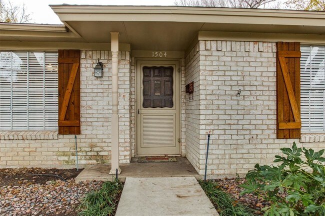 Building Photo - 1504 Aldridge Dr