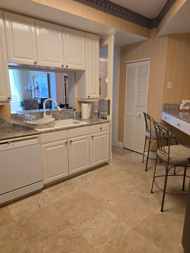 Building Photo - 888 Brickell Key Dr