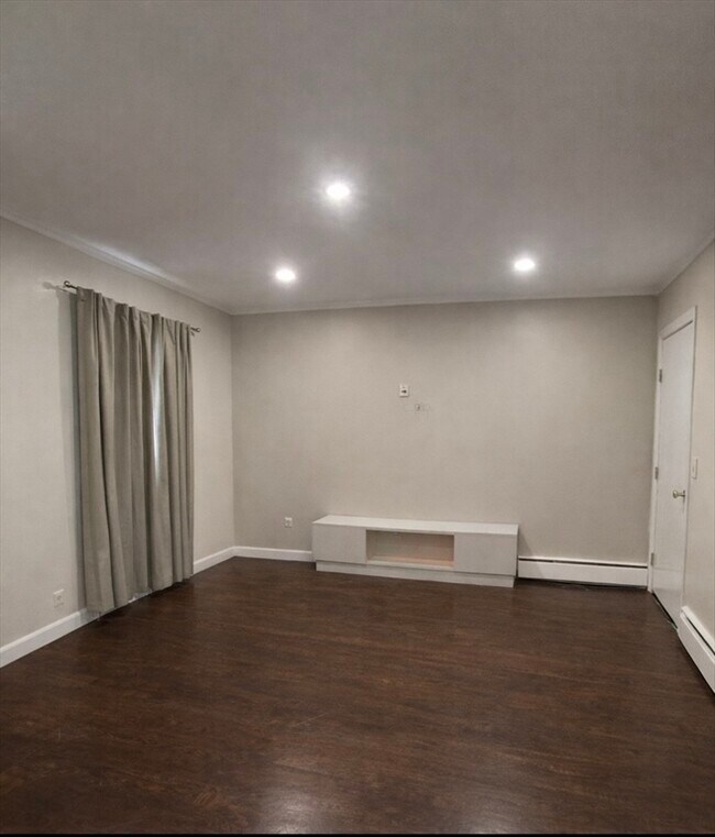 Building Photo - 9 Fulton St