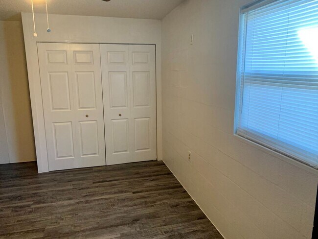 Building Photo - 1 br, 1 bath House - 4020 51ST AVE N UNIT B