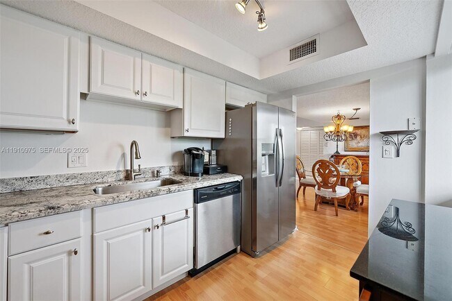 Building Photo - 1605 S US Hwy 1