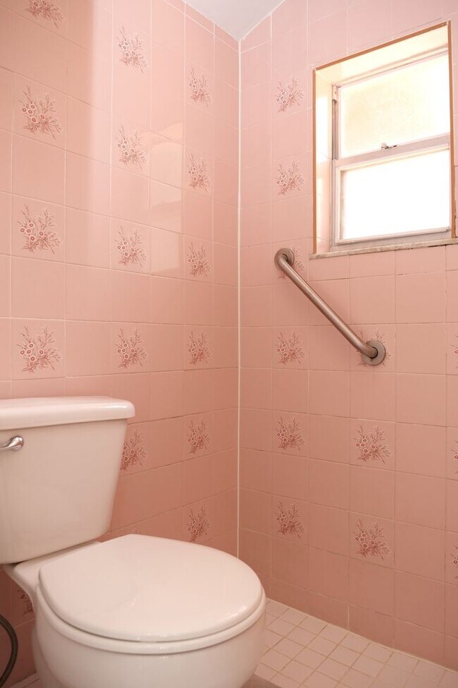Foto del edificio - 3 bedroom 2 bath, corner lot