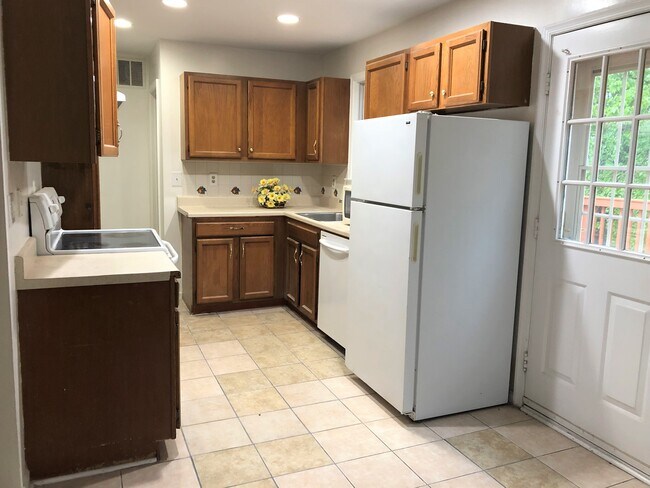 Full kitchen with ceramic tiles and recessed lighting - 4305 Pleasant Valley Rd