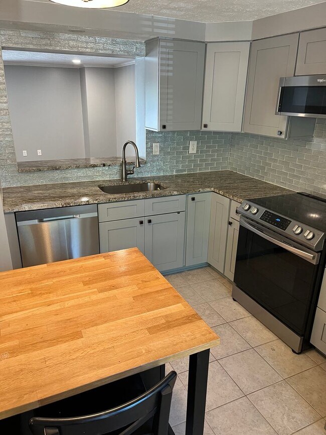 Foto del edificio - Beautiful 2 Bedrooms 2.5 Bathroom luxury 3 level Townhouse location in the Rockburn Commons Commu...