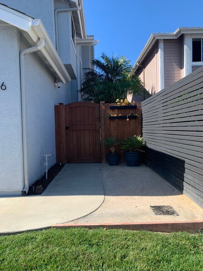 Foto del edificio - 2406 Maravilla Way