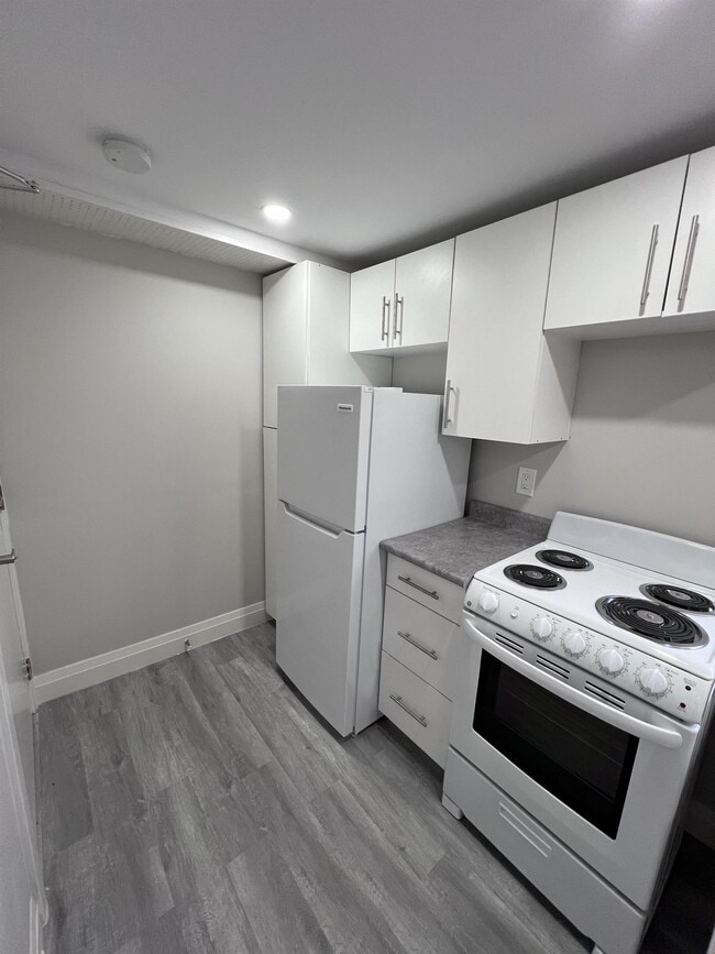 Building Photo - 1518 University Ave W