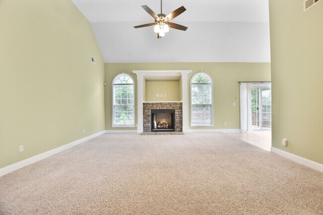 Foto del edificio - Dog Friendly Three Bedroom with Bonus!
