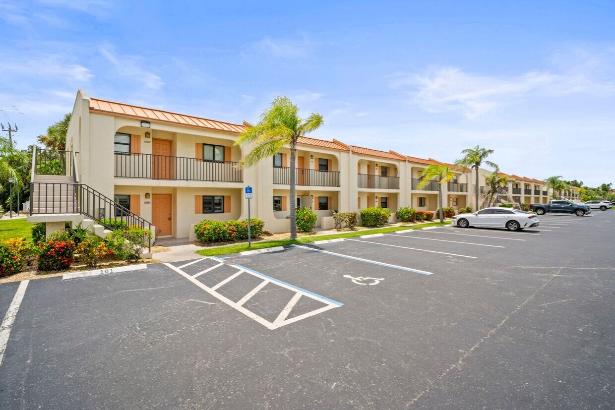 Primary Photo - Nicely Renovated 2 bedrooms 2 bathrooms Co...
