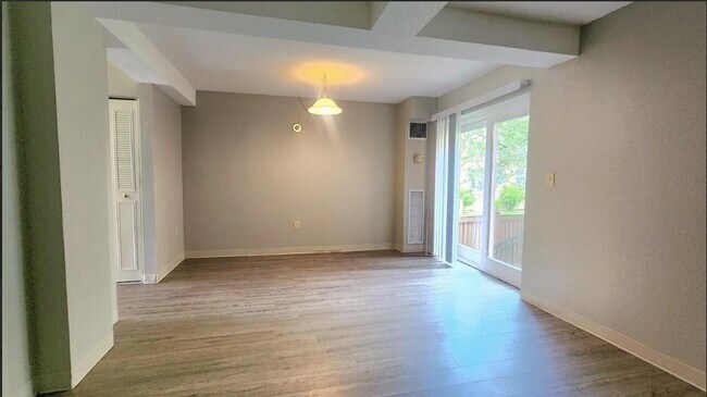 Building Photo - 10 Westwind Rd