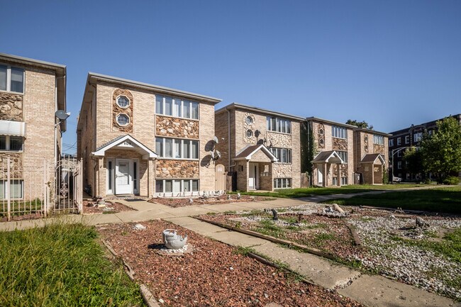 Building Photo - 4109 N Dickinson Ave