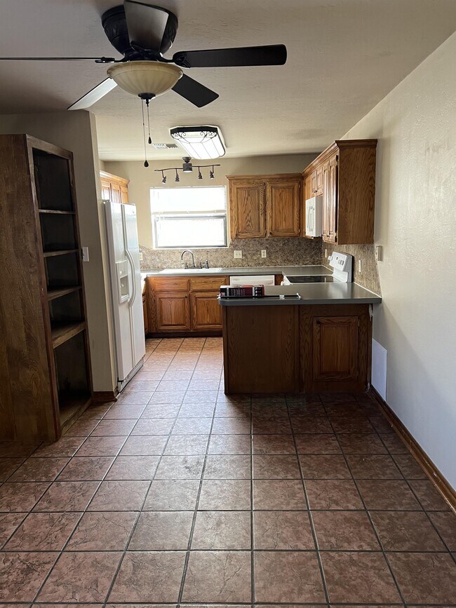 Building Photo - 414 SE Lancelot Ln