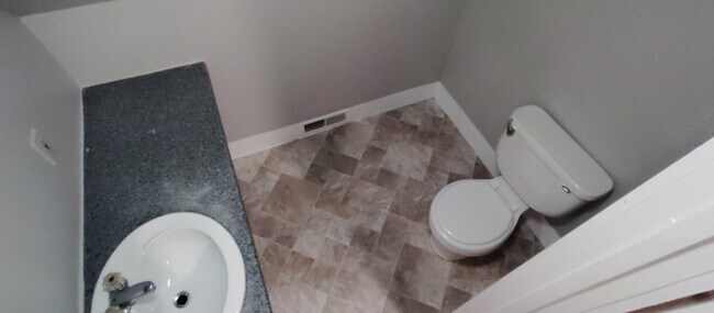 Medio baño1 - 87 Rumford St