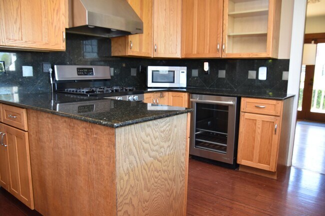 Foto del edificio - Spacious 3 Bedroom 3 Bath Old Town Tacoma ...