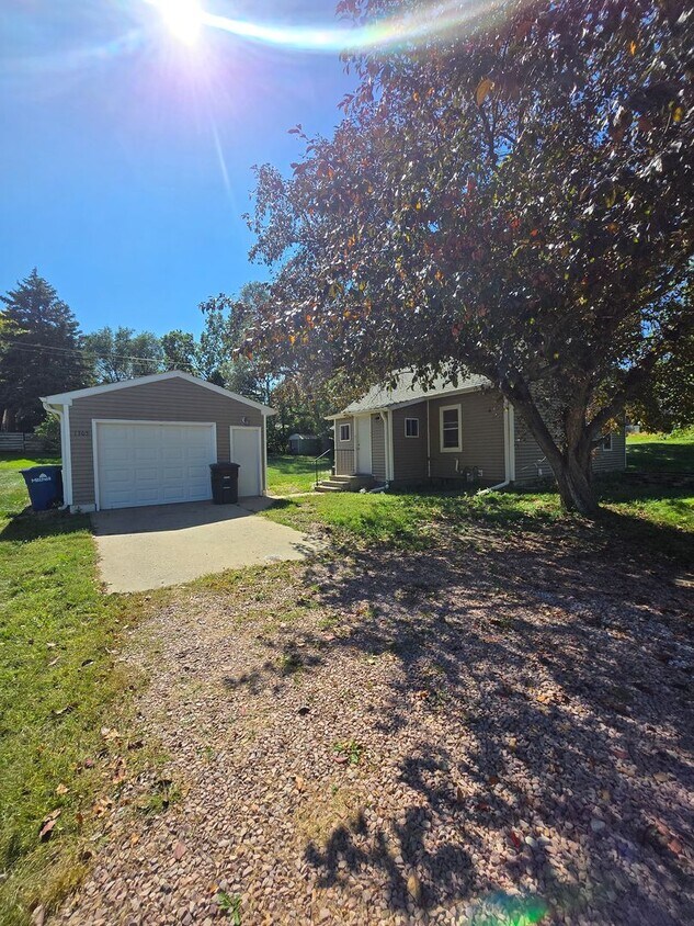 Foto principal - 3 bed 1 bath with large yard