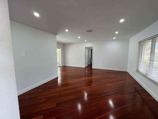 Building Photo - 1250 SW 15th Ave