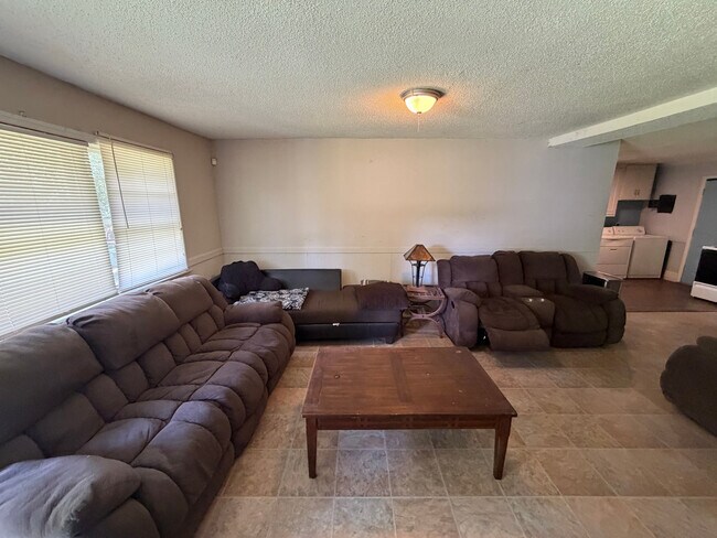 Foto del edificio - Room in House on Longleaf Dr