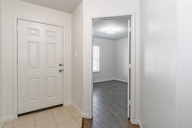 Building Photo - 11207 Hall Pines Ct