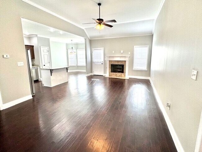 Building Photo - Now Leasing a 4-bedroom 2 bath home in Oli...